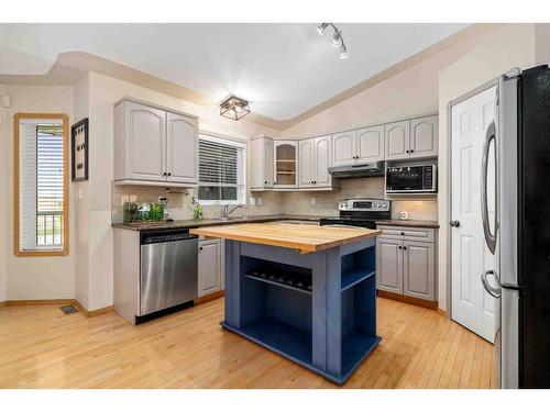 20 Stanfield Way Se, Medicine Hat, AB - Indoor Photo Showing Kitchen