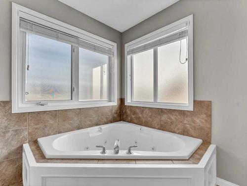 136 Sierra Drive Sw, Medicine Hat, AB - Indoor Photo Showing Bathroom