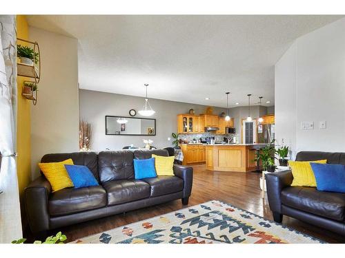 513 Vista Drive Se, Medicine Hat, AB - Indoor Photo Showing Living Room