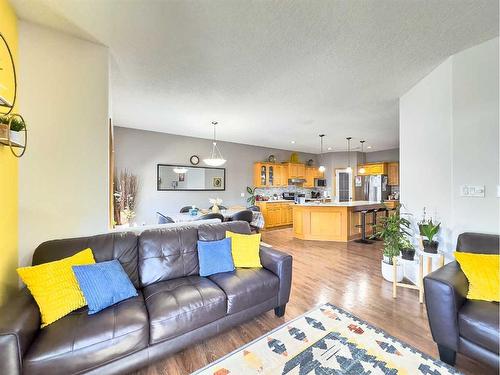 513 Vista Drive Se, Medicine Hat, AB - Indoor Photo Showing Living Room