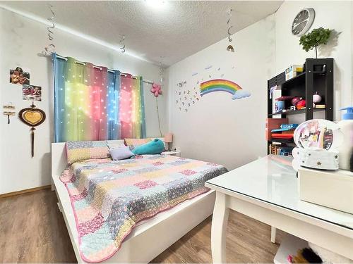 513 Vista Drive Se, Medicine Hat, AB - Indoor Photo Showing Bedroom