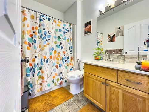 513 Vista Drive Se, Medicine Hat, AB - Indoor Photo Showing Bathroom