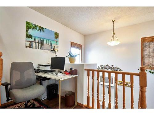 513 Vista Drive Se, Medicine Hat, AB - Indoor Photo Showing Office