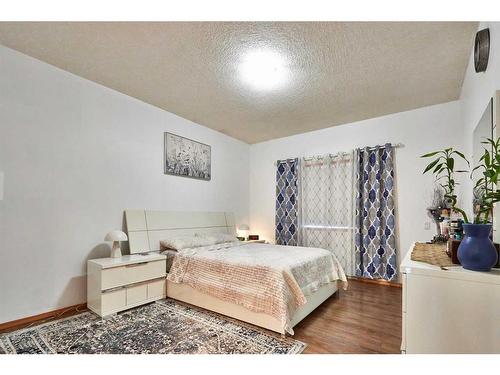 513 Vista Drive Se, Medicine Hat, AB - Indoor Photo Showing Bedroom