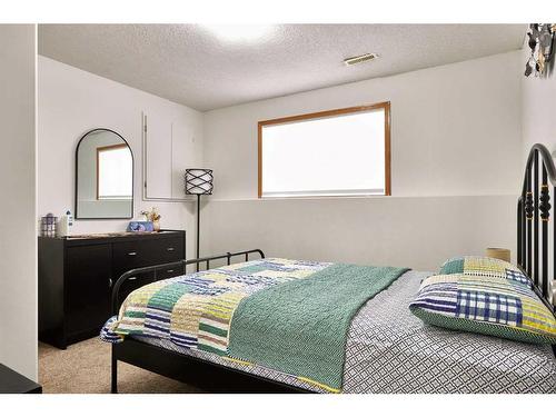 513 Vista Drive Se, Medicine Hat, AB - Indoor Photo Showing Bedroom