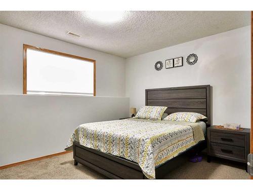 513 Vista Drive Se, Medicine Hat, AB - Indoor Photo Showing Bedroom