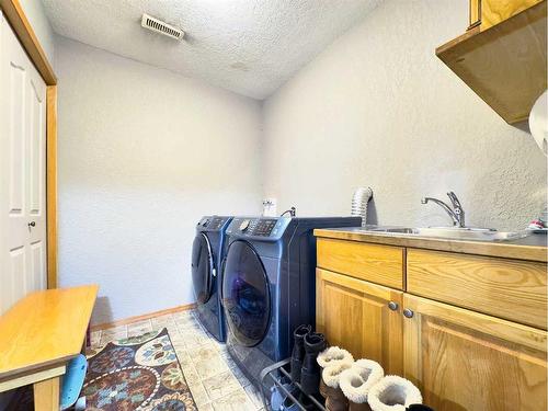 513 Vista Drive Se, Medicine Hat, AB - Indoor Photo Showing Laundry Room