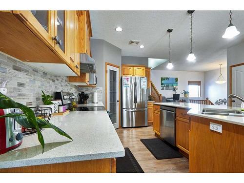 513 Vista Drive Se, Medicine Hat, AB - Indoor Photo Showing Kitchen With Stainless Steel Kitchen With Double Sink