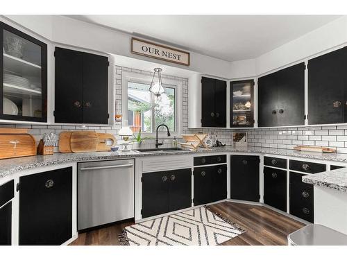 333 Prospect Drive Sw, Medicine Hat, AB - Indoor Photo Showing Kitchen