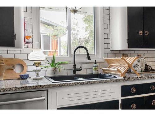 333 Prospect Drive Sw, Medicine Hat, AB - Indoor Photo Showing Kitchen With Double Sink With Upgraded Kitchen