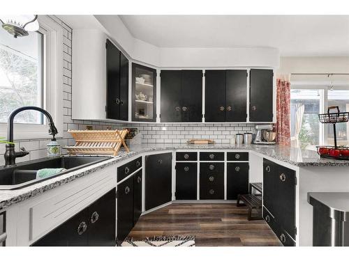 333 Prospect Drive Sw, Medicine Hat, AB - Indoor Photo Showing Kitchen With Double Sink