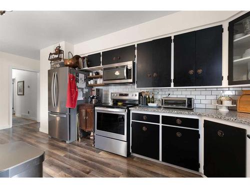 333 Prospect Drive Sw, Medicine Hat, AB - Indoor Photo Showing Kitchen