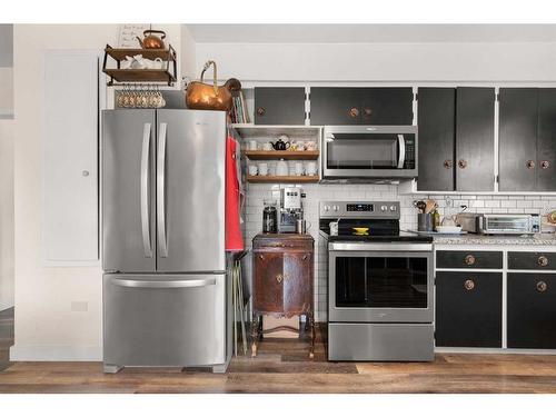 333 Prospect Drive Sw, Medicine Hat, AB - Indoor Photo Showing Kitchen