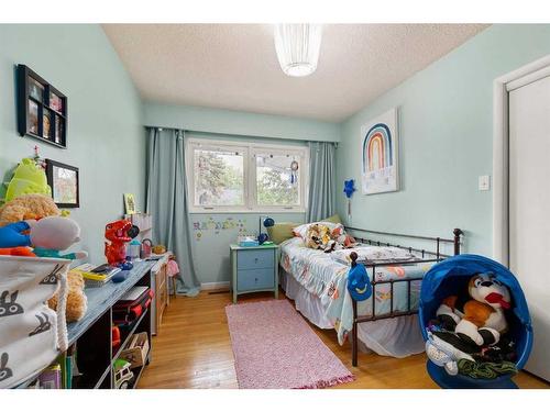 333 Prospect Drive Sw, Medicine Hat, AB - Indoor Photo Showing Bedroom