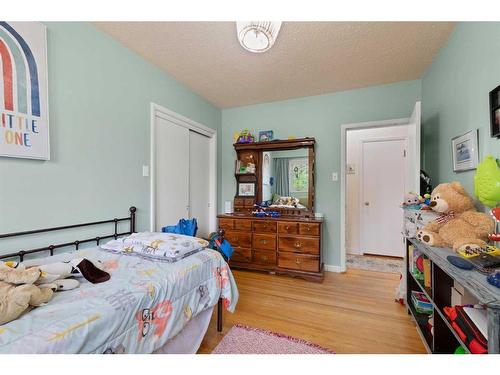 333 Prospect Drive Sw, Medicine Hat, AB - Indoor Photo Showing Bedroom