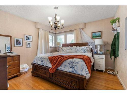 333 Prospect Drive Sw, Medicine Hat, AB - Indoor Photo Showing Bedroom