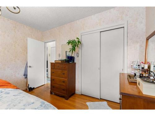 333 Prospect Drive Sw, Medicine Hat, AB - Indoor Photo Showing Bedroom