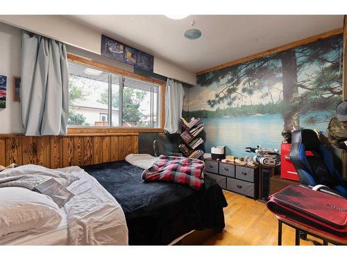 333 Prospect Drive Sw, Medicine Hat, AB - Indoor Photo Showing Bedroom