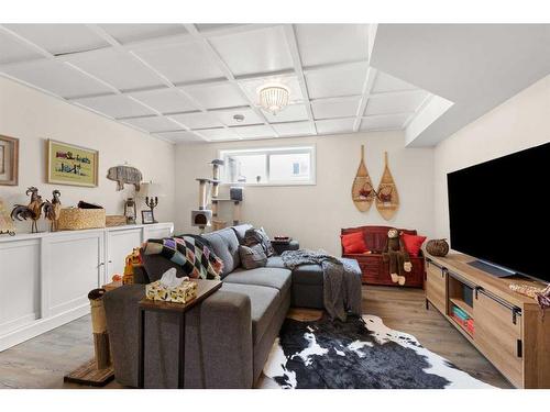 333 Prospect Drive Sw, Medicine Hat, AB - Indoor Photo Showing Living Room