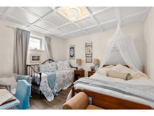 333 Prospect Drive Sw, Medicine Hat, AB - Indoor Photo Showing Bedroom