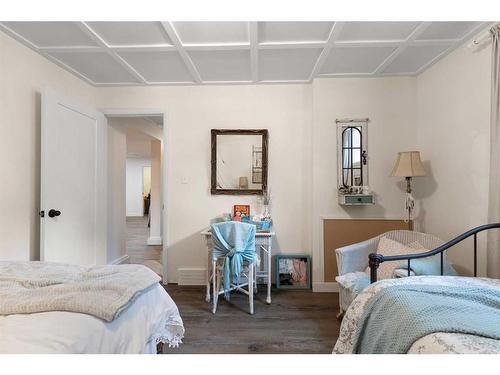 333 Prospect Drive Sw, Medicine Hat, AB - Indoor Photo Showing Bedroom