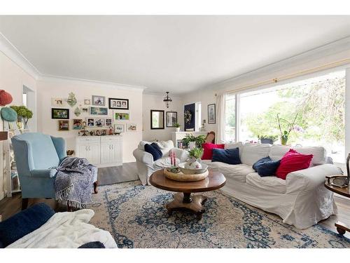 333 Prospect Drive Sw, Medicine Hat, AB - Indoor Photo Showing Living Room