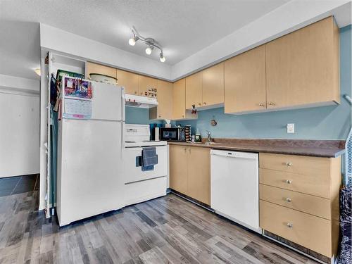 416-1648 Saamis Drive Nw, Medicine Hat, AB - Indoor Photo Showing Kitchen