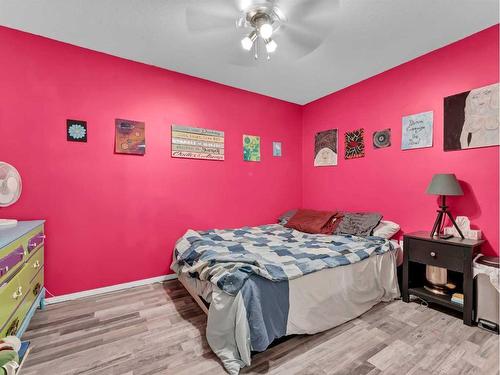 416-1648 Saamis Drive Nw, Medicine Hat, AB - Indoor Photo Showing Bedroom