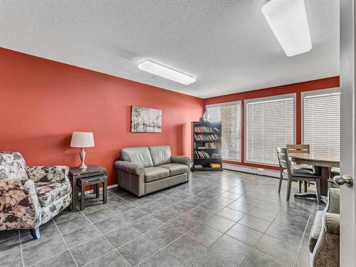 416-1648 Saamis Drive Nw, Medicine Hat, AB - Indoor Photo Showing Living Room