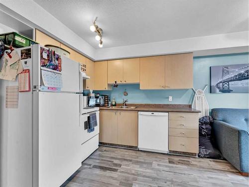 416-1648 Saamis Drive Nw, Medicine Hat, AB - Indoor Photo Showing Kitchen With Double Sink