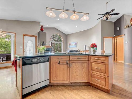 41 Stein Close Se, Medicine Hat, AB - Indoor Photo Showing Kitchen