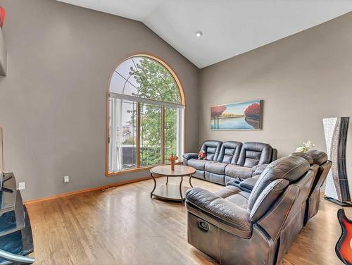 41 Stein Close Se, Medicine Hat, AB - Indoor Photo Showing Living Room