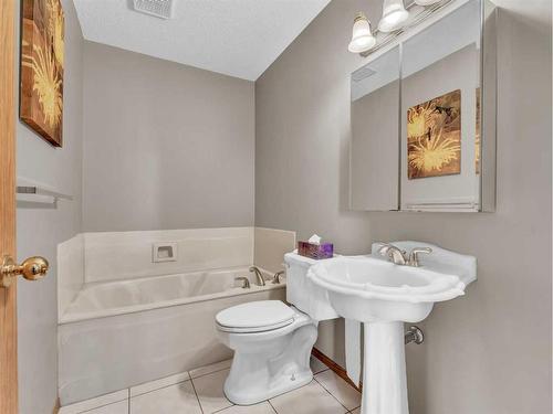 41 Stein Close Se, Medicine Hat, AB - Indoor Photo Showing Bathroom