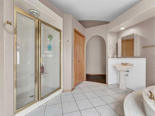 41 Stein Close Se, Medicine Hat, AB - Indoor Photo Showing Bathroom