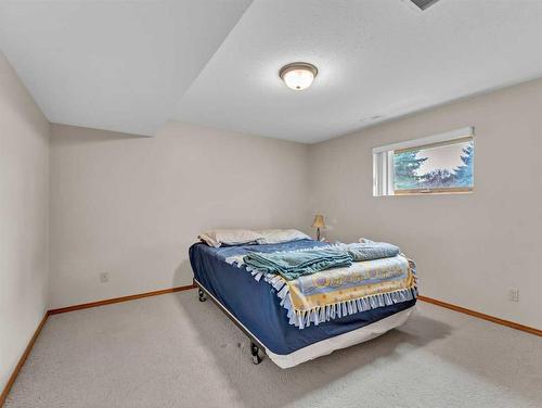 41 Stein Close Se, Medicine Hat, AB - Indoor Photo Showing Bedroom