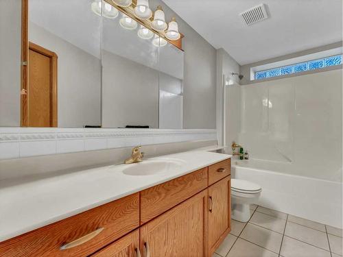 41 Stein Close Se, Medicine Hat, AB - Indoor Photo Showing Bathroom