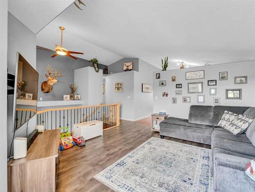 48 Vista Road Se, Medicine Hat, AB - Indoor Photo Showing Living Room