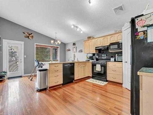 48 Vista Road Se, Medicine Hat, AB - Indoor Photo Showing Kitchen