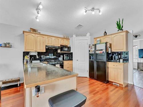 48 Vista Road Se, Medicine Hat, AB - Indoor Photo Showing Kitchen