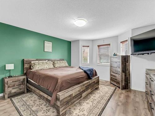 48 Vista Road Se, Medicine Hat, AB - Indoor Photo Showing Bedroom