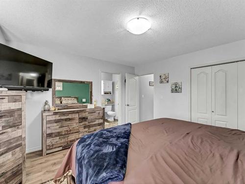 48 Vista Road Se, Medicine Hat, AB - Indoor Photo Showing Bedroom