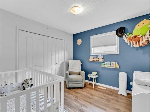 48 Vista Road Se, Medicine Hat, AB - Indoor Photo Showing Bedroom