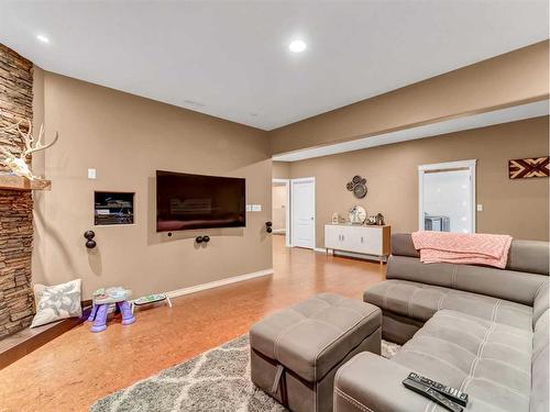 48 Vista Road Se, Medicine Hat, AB - Indoor Photo Showing Living Room