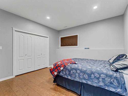 48 Vista Road Se, Medicine Hat, AB - Indoor Photo Showing Bedroom