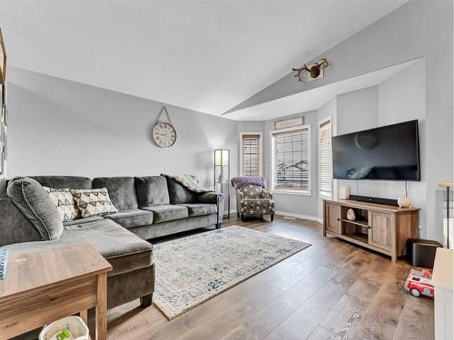 48 Vista Road Se, Medicine Hat, AB - Indoor Photo Showing Living Room