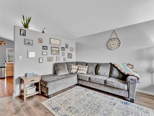 48 Vista Road Se, Medicine Hat, AB - Indoor Photo Showing Living Room