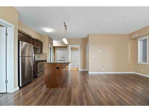 211-19 Terrace View Ne, Medicine Hat, AB - Indoor Photo Showing Kitchen