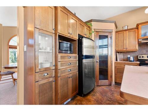 12 Vista Court Se, Medicine Hat, AB - Indoor Photo Showing Kitchen