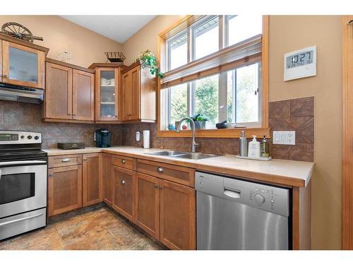 12 Vista Court Se, Medicine Hat, AB - Indoor Photo Showing Kitchen With Double Sink