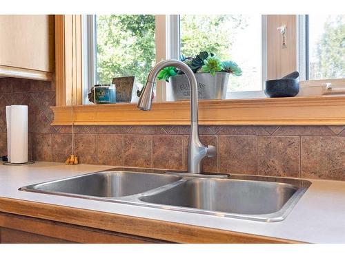 12 Vista Court Se, Medicine Hat, AB - Indoor Photo Showing Kitchen With Double Sink